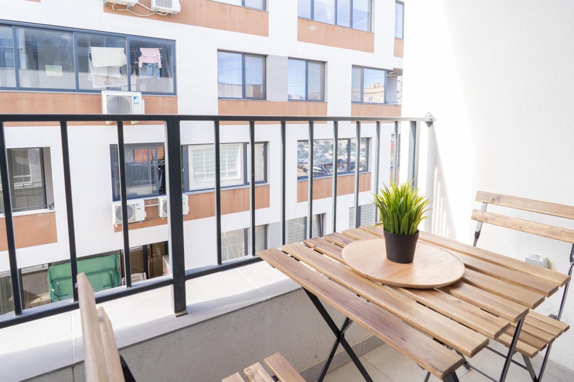 New Modern & Cozy Apartment With Free Parking فارنا المظهر الخارجي الصورة